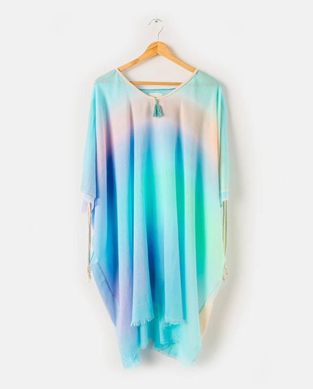 El print tie dye multicolor que llena de vida cualquier look que pretendas combinar con este caftán de Abbacino. Precio: 35,95 €. 