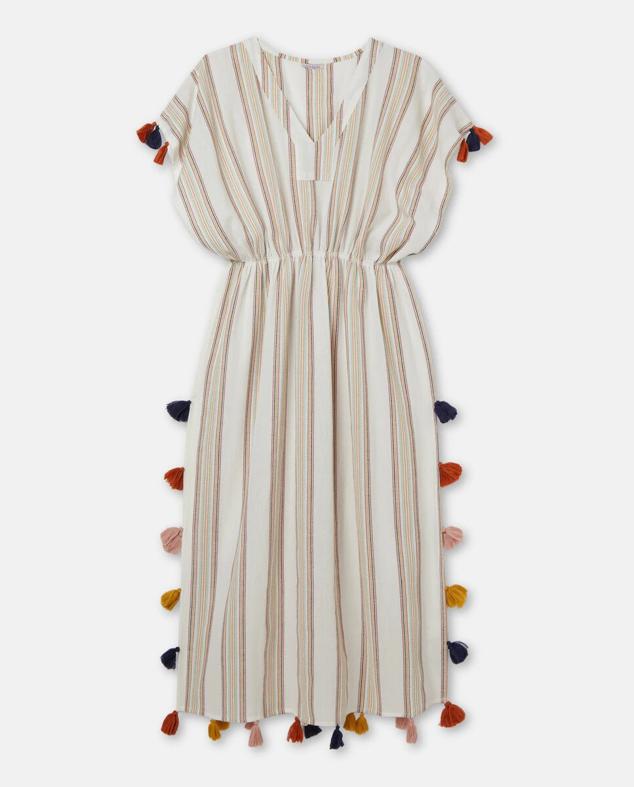 De color beige, pero con detalles coloridos que convierten un caftán básico en una joya estival que no te podrás quitar. Pertenece a la nueva colección de Joe & Mr. Jo. Precio: 39,99 €. 