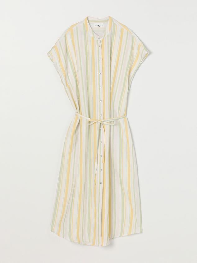 Con estampado de rayas verticales que adelgazan la silueta y con los colores pastel que más llevarás esta temporada. Además, está confeccionado en un tejido de 100 % algodón por Lefties. Precio: 19,99 €. 