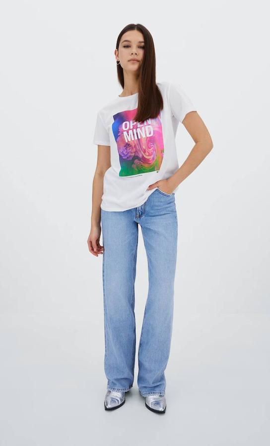 Camiseta básica de manga corta en blanco con diseño gráfico multicolor con texto, de Stradivarius. Está disponible por 7,99 euros.