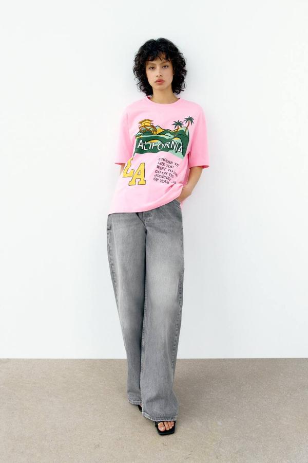 Camiseta de manga corta color rosa con cuello redondo, corte amplio y detalle de estampación a contraste, de Zara. Está disponible por 12,95 euros.