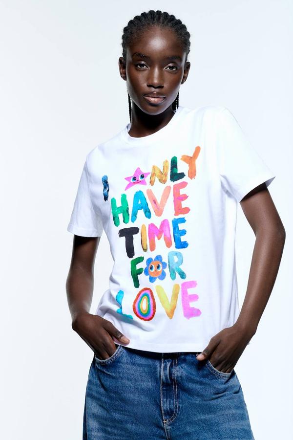 Camiseta básica blanca de manga corta con texto estampado multicolor firmado por el ilustrador Humberto Cruz, de Zara. Su precio es de 15,95 euros.