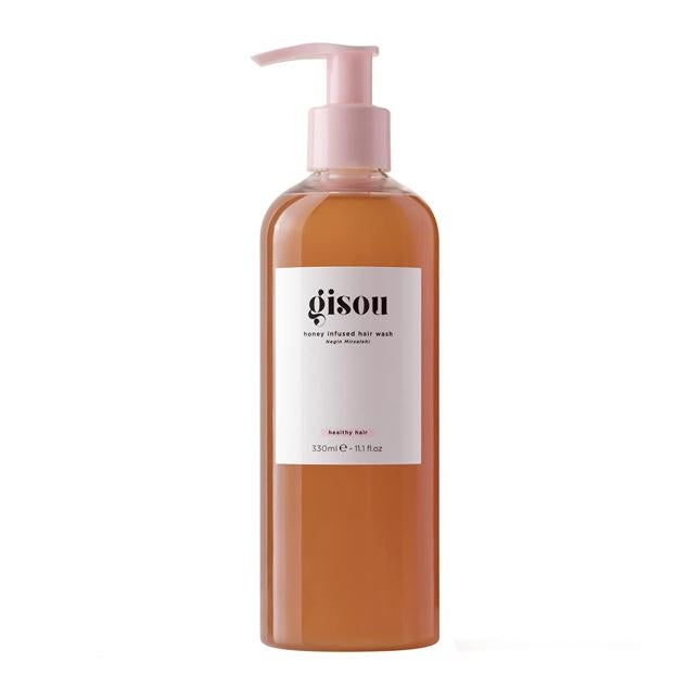 Honey Infused Hair Wash de Gisou, es un champú nutritivo endulzado con miel que nutre y limpia de forma eficaz (y natural), creando una espuma que elimina todas las impurezas. Precio: 32,99 €.