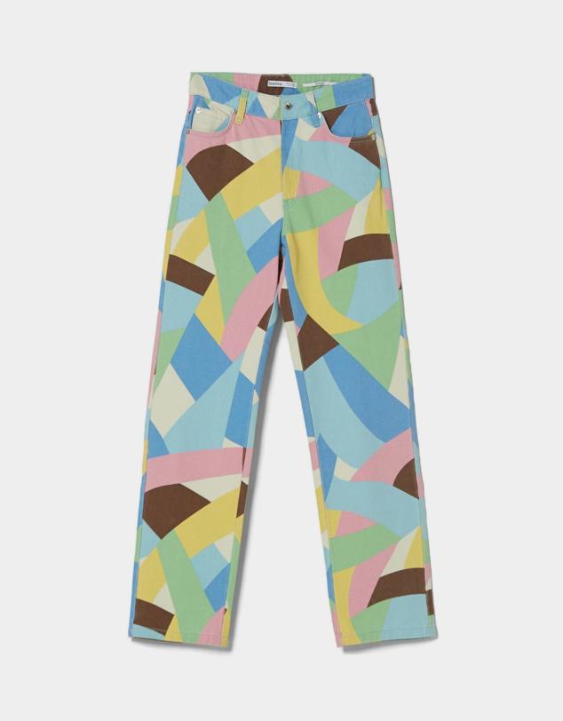De corte recto y con formas geométricas multicolor, así es el pantalón más psicodélico que ha presentado Berskha de cara a la temporada estival. Precio: 29,99 €.