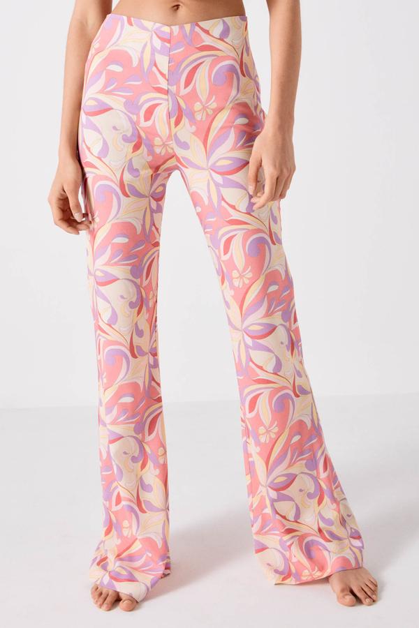 Fluido, de campana y con estampado de los años dos mil. ¿Te pondrías esta versión de Cortefiel? Precio: 59,99 €.