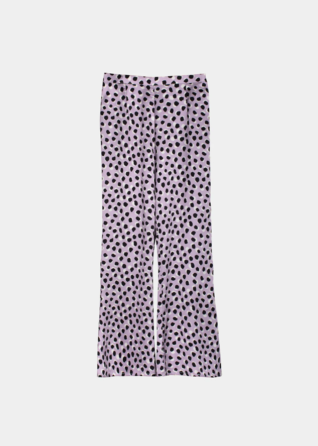 Noon tiene la opción que toda influencer querrán llevar sobre todo por su estilo preppy en lila que consigue con su talle alto en tejido satinado con largo capri. Precio: 69 €.