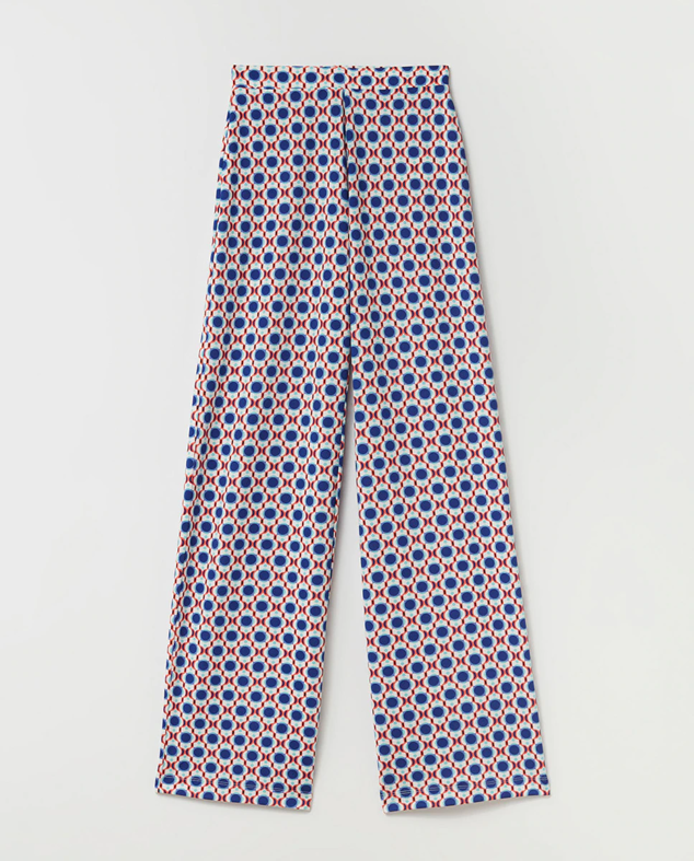 Sfera diseña un pantalón con print óptico de tiro alto con pernera amplia y goma en la cintura para resaltar su comodidad. Precio: 17,99 €.