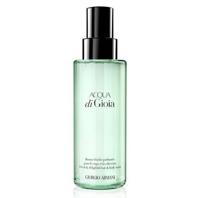 Acqua Di Gioia Hair & Body Mist es una jovial y emblemática fragancia de textura ligera y vaporosa totalmente seca y sin grasa, apta para cuerpo y cabello, de Giorgio Armani. Una rutina refrescante que completa la gama extendiendo una bruma jovial por todo el cuerpo y el cabello. Precio: 37 euros.