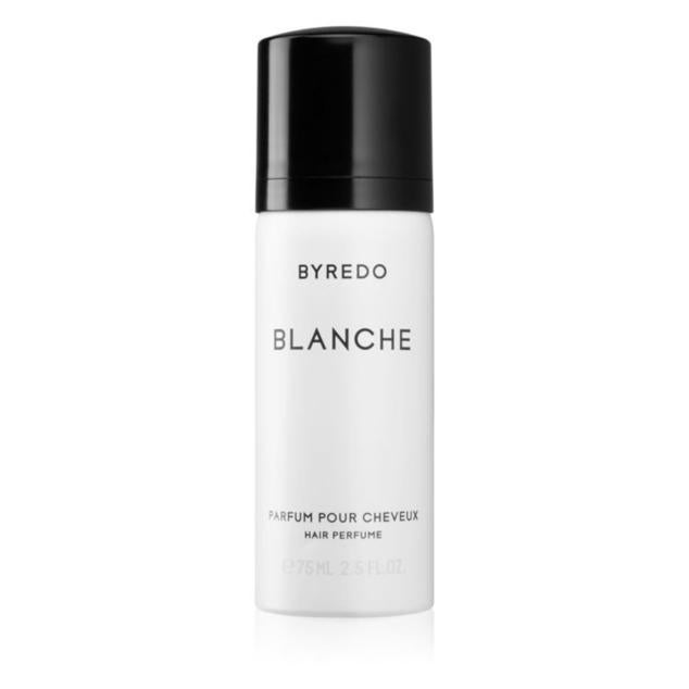 Blanche de Byredo es un perfume para el pelo que no reseca y daña su estructura, aporta un aroma maravilloso al cabello y, además, lo nutre. Precio: 83 euros.