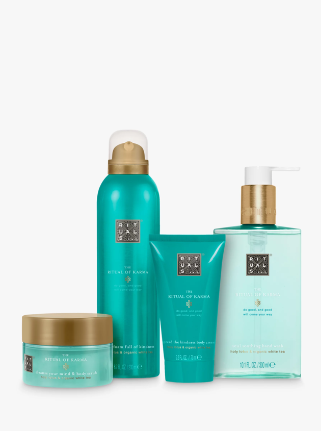 Este cofre de The Rituals podrás usarlo en tus momentos especiales para cuidar tu cuerpo mientras te relajas en un baño de espuma. Contiene un exfoliante, un gel de ducha, crema y aceite corporal. Precio: 20,90 €.