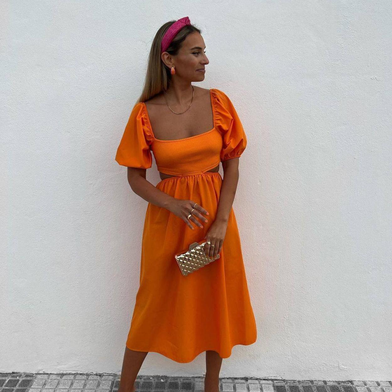 Pincha en la imagen para ver 20 vestidos cut-out parecidos al polémico de la reina Letizia que favorecen y rejuvenecen a partes iguales