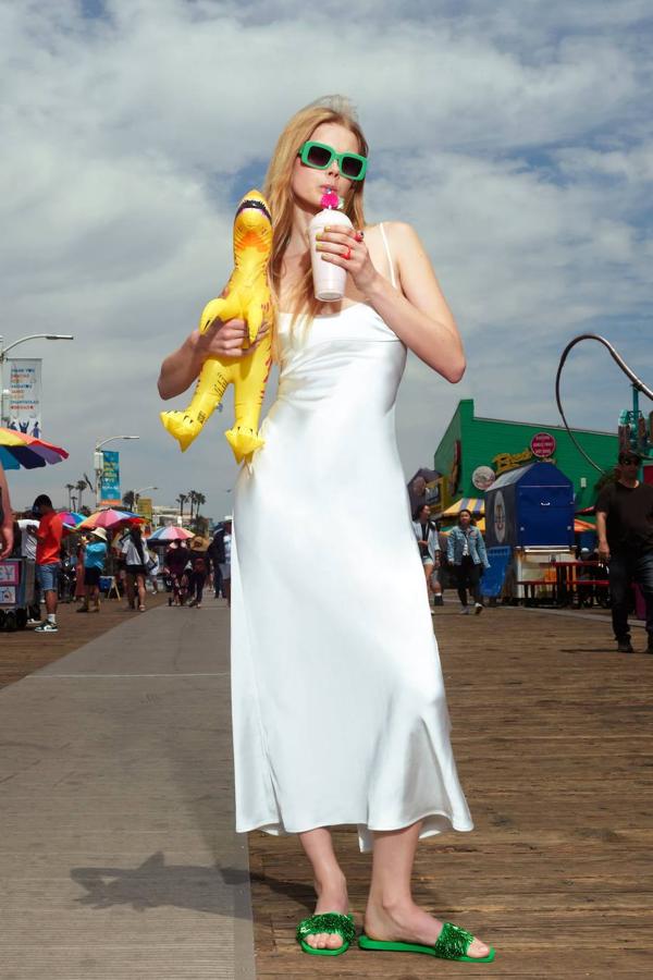 Vestido midi tipo lencero con tejido satinado, tirantes finos ajustables, escote recto y abertura en la espalda, de Zara. Lo encontrarás a 35,95 euros.