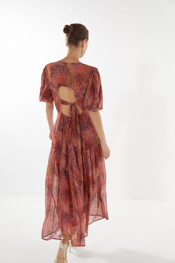 Romántico, vaporoso y toda una inversión para aquellos espíritus atrevidos. La manga corta abullonada disimula brazos y es perfecto para llevar con el pelo recogido, ya que uno de sus detalles más especiales es el escote de la espalda. 