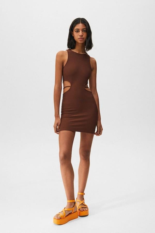 Otra tonalidad que nunca falla porque favorece a todas las pieles es el marrón. Y este vestido de Pull & Bear es toda una inversión por ser un básico que podrás ponerte en cualquier ocasión. Con deportivas o sandalias de cuña para ir a la ofi o con sandalias de tacón para salir por la noche. Tus piernas se verán kilométricas. 