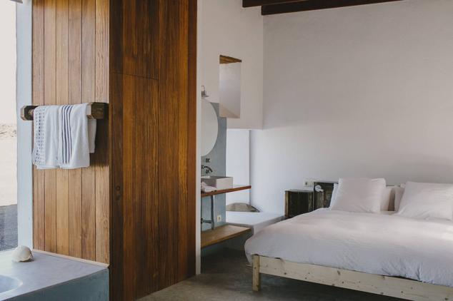 Basta con observar el peculiar color del paisaje que rodea a las cinco villas acristaladas que conforman este singular bed &amp; breakfast para comprender que Buenavista Country Suites se encuentra en Lanzarote, en concreto en La Asomada. Rodeado de viñas, volcanes, su propio huerto y una hipnótica luz, aquí se ha decorado como se vive: con respeto a la tradición de la isla de la calma. buenavistalanzarote.es