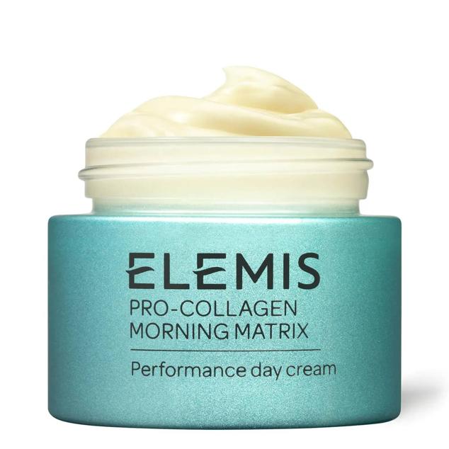 Esta crema hidratante antiedad de día mejora la firmeza y elasticidad del cutis, así como revitaliza el aspecto para combatir los signos de fatiga. La fórmula combina fermento de algas, extracto de cúrcuma antimanchas e iluminado, una mezcla de microalgas y plankton, menta energizante, aceites antioxidantes, escualeno y ácido hialurónico hidrantes, vitamina E y aminoácidos de colágeno.