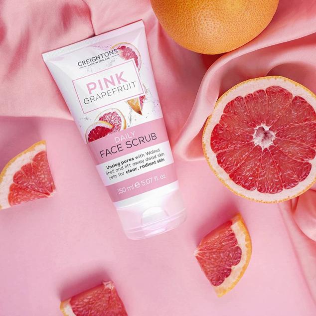 Pink Grapefruit Daily Scrub de Creightons  está formulado con cascara de nuez