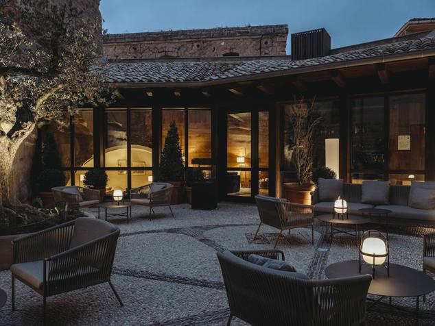 Recién inaugurado en el centro de la riojana villa medieval de Briones (Conjunto Artístico desde 1973), este hotel boutique ubicado en una casona civil del siglo XVI completamente rehabilitada requiere ser disfrutado con calma. santamariabriones.com