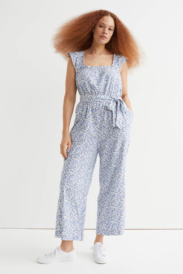 Mono en tejido mezcla de lino con escote cuadrado, tirantes anchos, volantes decorativos, pernera recta amplia, cintura elástica, bolsillos laterales y cinturón para anudar a juego, de H&M. Puedes encontrarlo en negro, beige claro o floral print azul, con un coste de 39,99 euros.