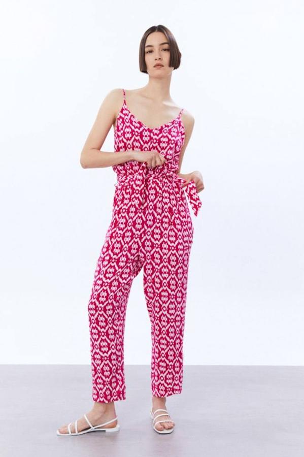 Mono largo de tejido ligero en estampado color rosa, con pierna holgada, escote de pico, tirantes y cinturón de lazada a juego, de Sfera. Su precio es de 29,99 euros.