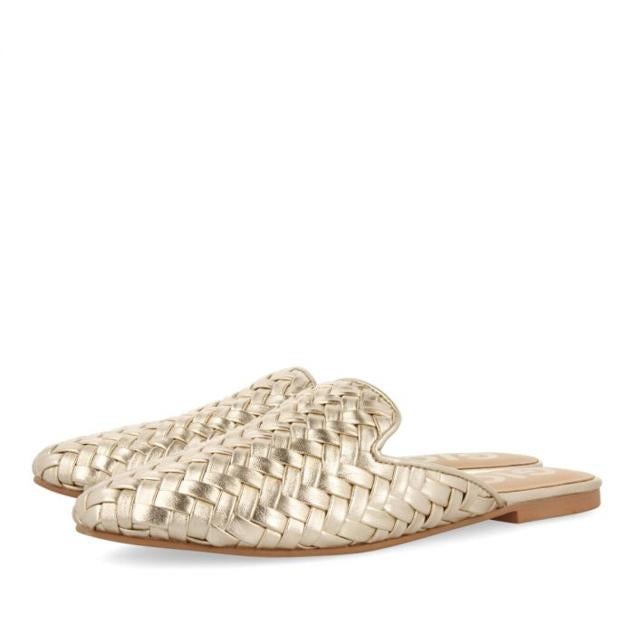 Gioseppo nos demuestra que un diseño trenzado y en dorado, es todo lo que necesitas para triunfar con un look con prendas básicas. ¿Te atreves con estos mules? Precio: 59,95 €. 
