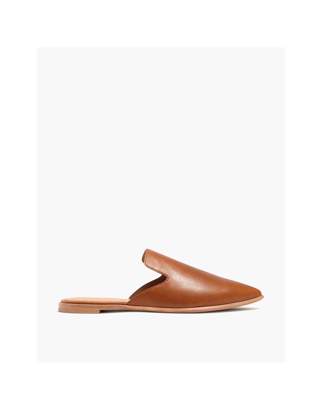 Hechos en cuero y de nuevo, con inspiración marroquí. Estos mules de Madewell, combinan con todo y al ser planos son el calzado soñado para la rutina. Precio: 156 €.