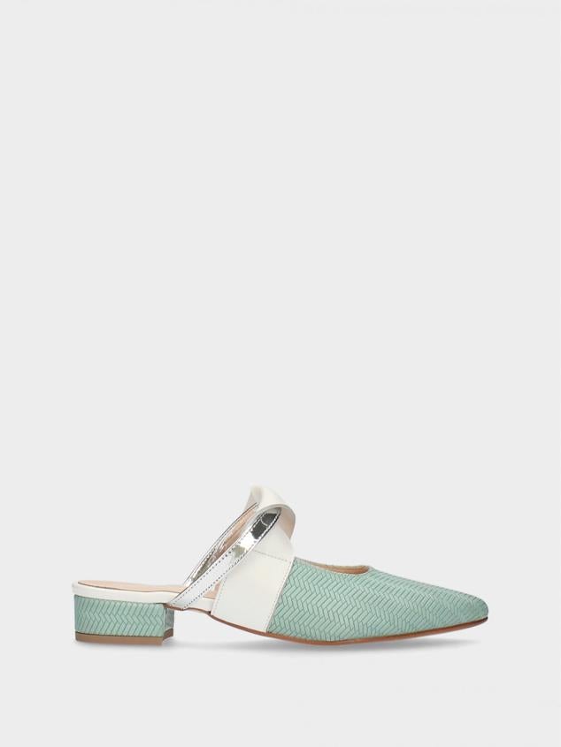 MLV shoes te acompañará todo el verano con sus mules, aunque nuestros favoritos son estos en color menta y con cierre frontal en blanco, ¿no te parece ideal? Precio: 89,90 €.