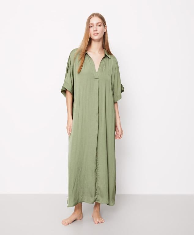 Perfectos para todas las edades, este tipo de prendas son tan cómodas como versátiles. Podrás llevarlos para ir a la oficina, tomar algo con tus amigas e incluso para ir divina a la playa. En concreto, este modelo es de Oysho (35,99€).