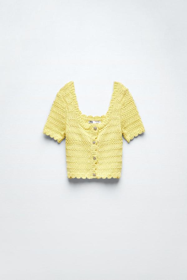 Si en invierno es tejido que reina el tweed, en verano predominan las rebecas y tops de punto, ganchillo o aquellos diseños con nido de abeja. Es suave, transpirable y además siempre aporta un estilo relajado. Para un toque más romántico, escoge tonalidades soft como este top de punto de Zara (22,95 €). 