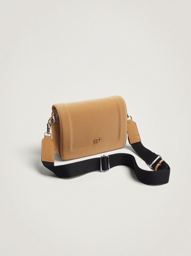 Para ellas es sinónimo de estilo y lo entendemos, este tipo de bolsos resultan muy cómodos y combinables. Tanto que podrán convertirse en tu imprescindible diario. Añádele un toque todavía más atemporal seleccionando un color neutro como este modelo de Parfois (25,99€).