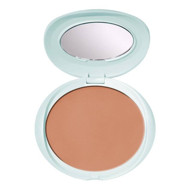 Este bronceador en crema se aplica fácilmente y deja un aspecto cálido y dorado como si hubiésemos estado un mes en la playa. La fórmula es aterciopelada, mate y natural, además de que suaviza e hidrata al estar enriquecida con la tecnología slip grip compuesta por plantas marinas, coco y ácido hialurónico.