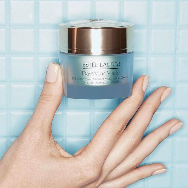 Daywear Matte de Estée Lauder ayuda a minimizar el brillo de la piel