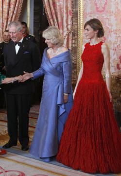 Imagen secundaria 2 - Doña Letizia, de Caprile en la boda de Laura Ponte, y en cenas de gala en honor a Vladimir Putin y a Carlos de Inglaterra.