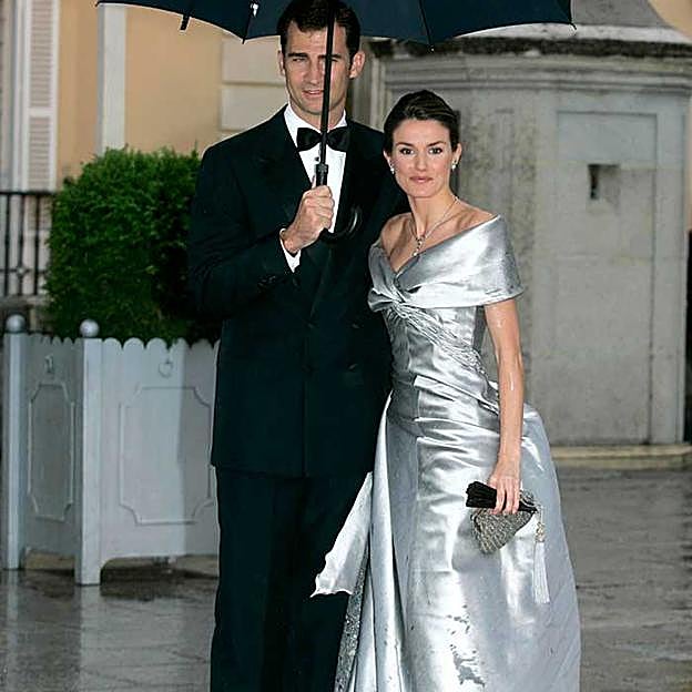 Imagen principal - Letizia, de Caprile en la cena previa a su boda, en su primer viaje oficial a Nueva York y detalle del vestido que lució en la boda de Federico de Dinamarca.