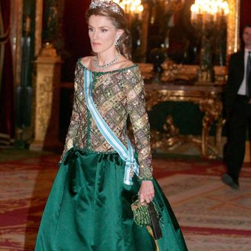 Imagen secundaria 1 - Doña Letizia, de Caprile en la boda de Laura Ponte, y en cenas de gala en honor a Vladimir Putin y a Carlos de Inglaterra.