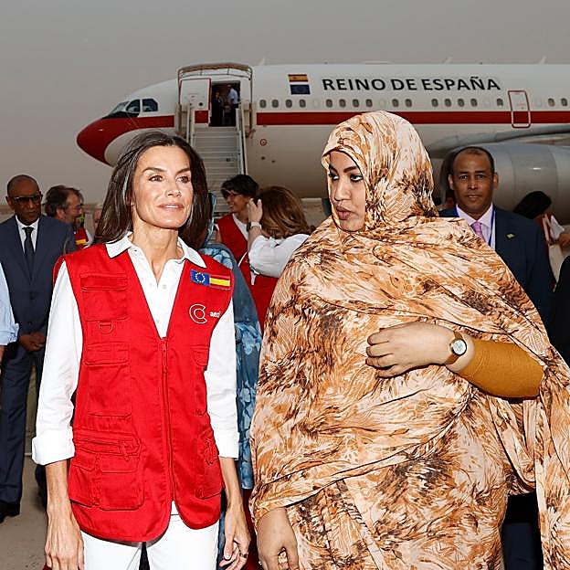 Chaleco rojo y unos pantalones de Mango: la reina Letizia aterriza en Mauritania e inicia su viaje de Cooperación en África