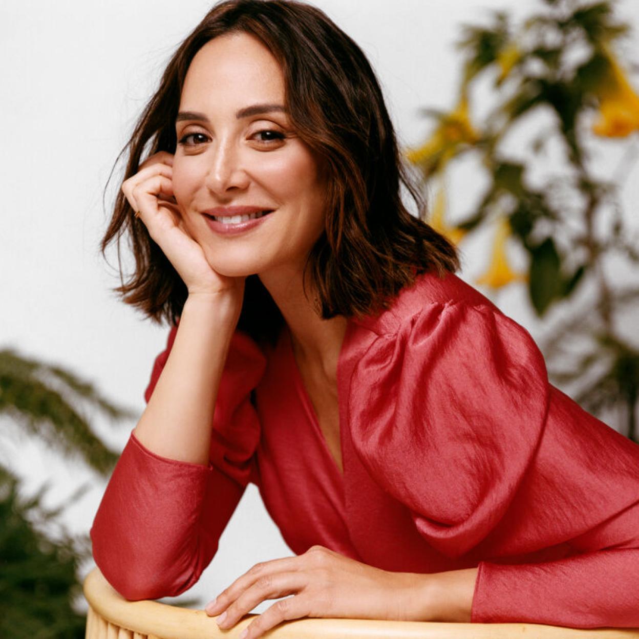 Pincha en la imagen para ver los vestidos de invitada más bonitos de Tamara Falcó para inspirar nuestros mejores looks de boda este verano. 