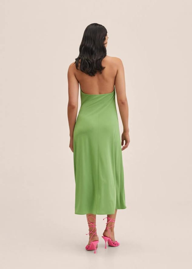 Uno de los colores más tendencia de la temporada es el verde. Una tonalidad muy favorecedora, alegre y fresca. Si buscas vestidos con este color, en Mango cuentan con una prenda con espalda descubierta de lo más especial. Es un vestido verde de corte midi que cuesta 29,99 euros.