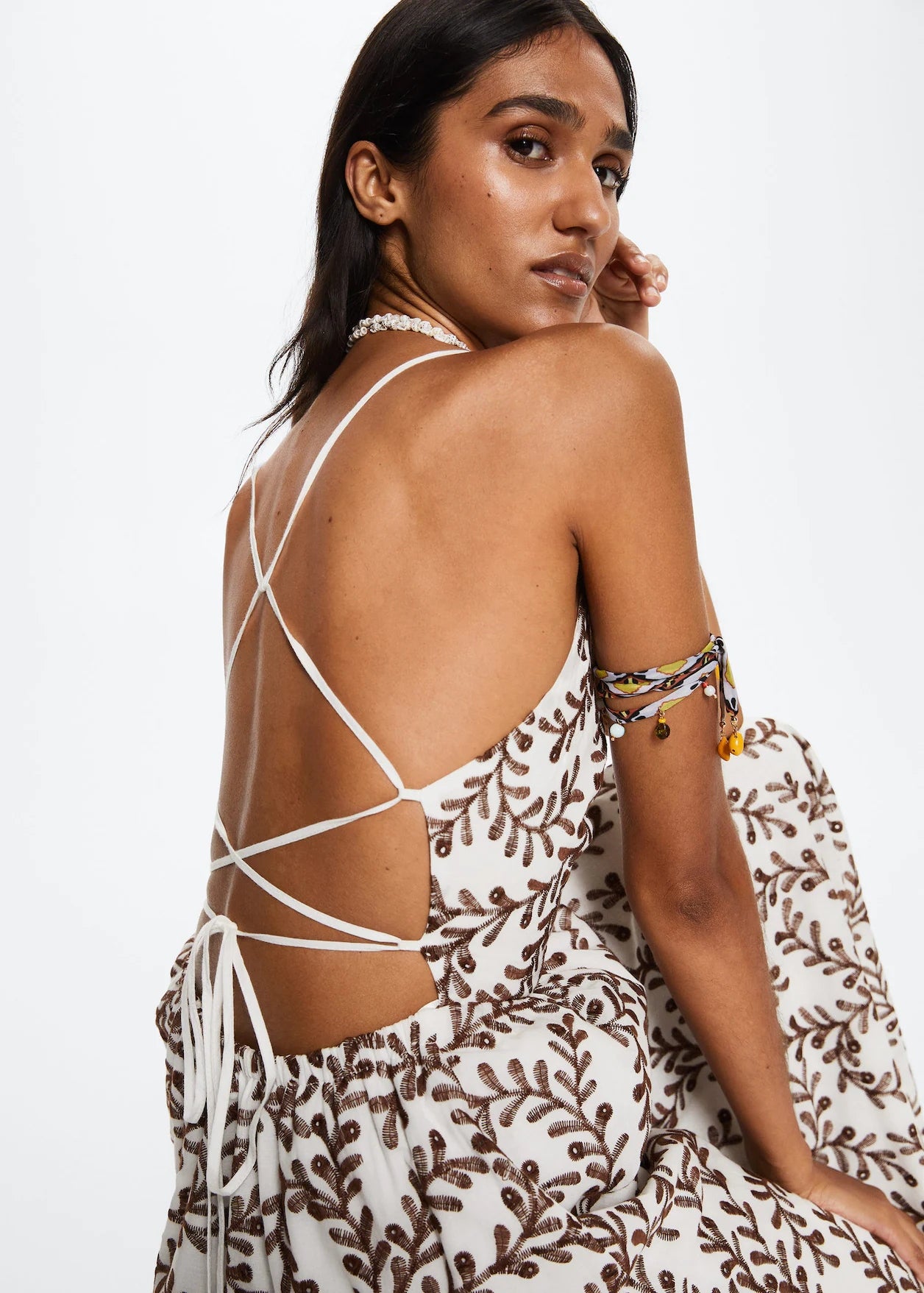 Si buscas un escote en la espalda más romántico, te enamorarás de este vestido de Mango. Es una prenda muy cuidada, con tirantes entrelazados en la espalda. Tiene un precio de 59,99 euros.