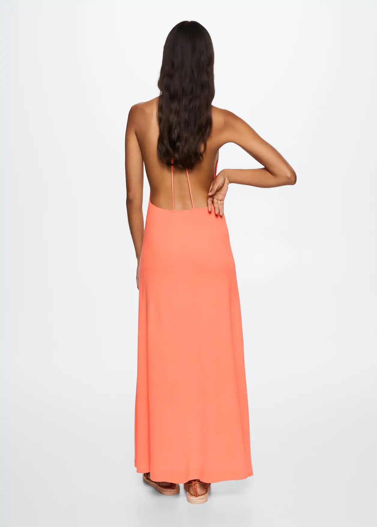 Si eres fan de los escotes muy amplios y te gusta arriesgar,este vestido de Mango es uno de los más sensuales. Es un vestido de punto con abertura en la espalda y tirantes muy finos. Cuenta con escote halter en la parte delantera (49,99 euros).