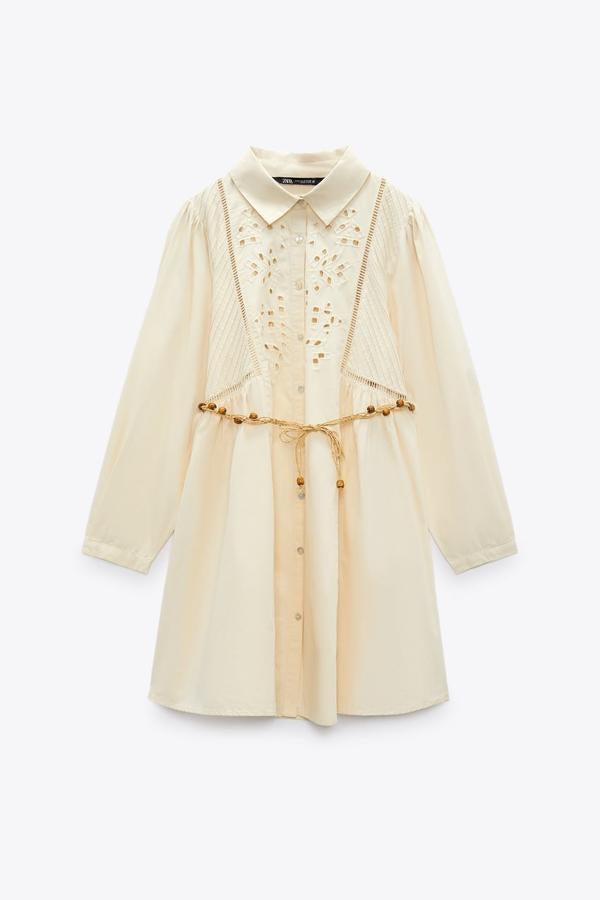 ¿Eres de las que ha decidido que a partir de ahora va a apostar por tonos atemporales? Entonces, este vestido camisero con bordado inglés en la zona del pecho es para ti. 