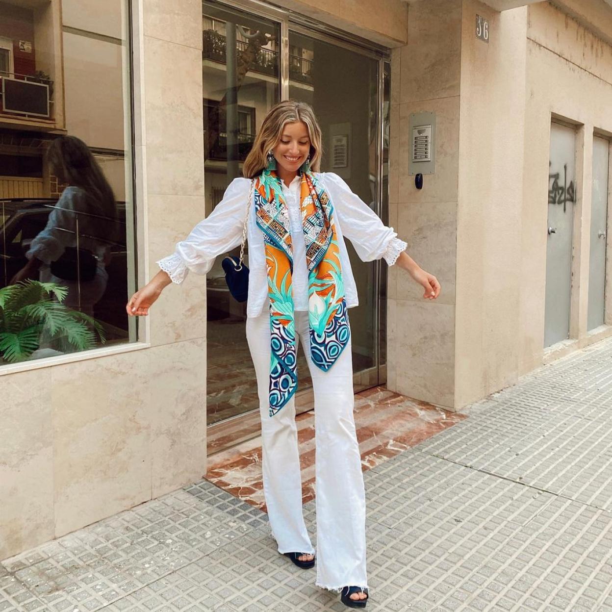 sandalias planas de color marrón