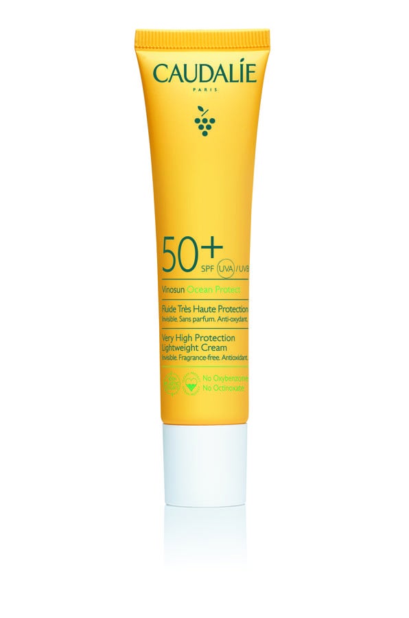 Caudalie. Protector solar invisible Vinosun con SPF 50+ (23,50 €).