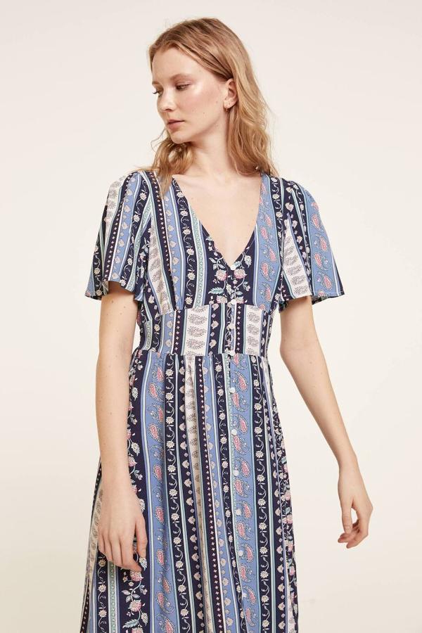 Vestido midi ligero de manga corta amplia, escote de pico, corte en la cintura con elástico posterior, cierre frontal de botones y falda fluida, decorado con estampado de cenefas azul. Está rebajado a  25,19 euros .