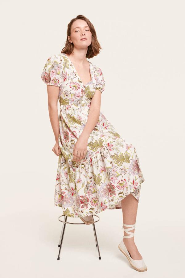 Vestido midi en tejido de lino con escote de pico, manga corta abullonada y falda amplia de vuelo terminada en volante, decorado con floral print. Está rebajado a  19,99 euros .