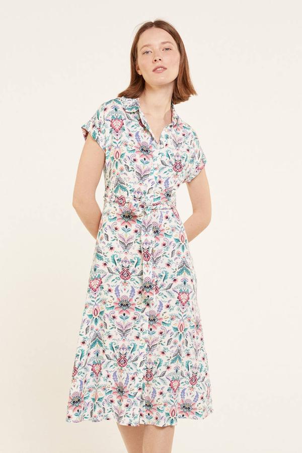 Vestido midi de estilo camisero con cuello solapa, manga corta, cierre frontal de botones y cinturón de lazada a juego, decorado con estampado multicolor sobre fondo beige claro. Está rebajado a  25,19 euros .