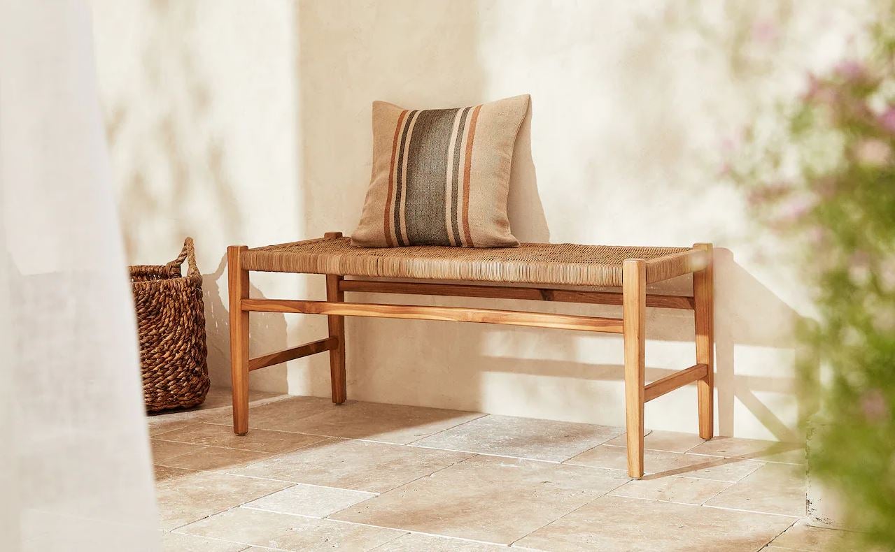 Este banco de madera de teka con ratán trenzado pondrá un toque rustic chic muy tendencia a tu espacio exterior. Cuesta 249 euros en Zara Home.