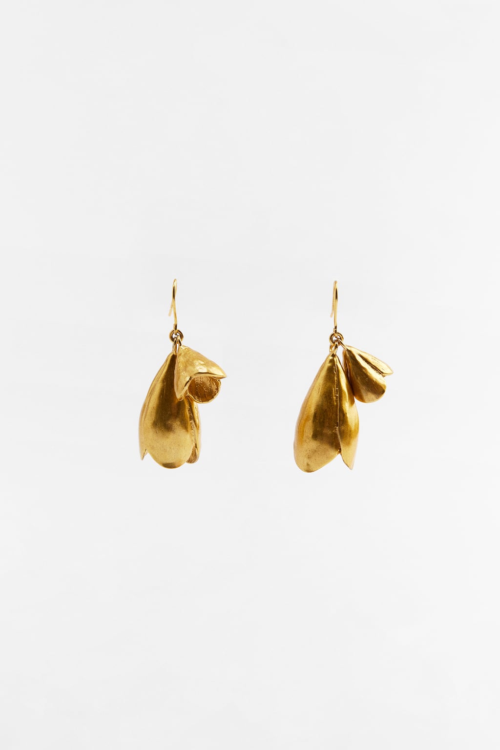Unos pendientes especiales puedes elevar cualquier look al instante. Estos dorados con forma de flor son perfectos para cualquier look del verano. Pendientes de Zara (12,99 euros)