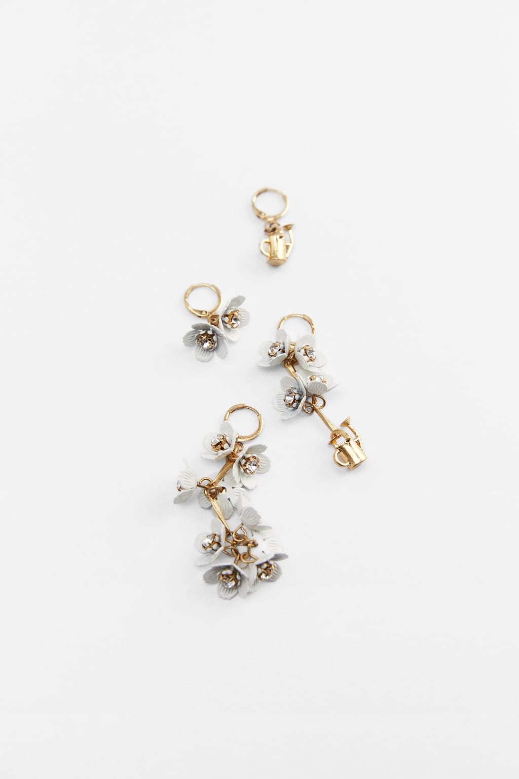 Los pendientes minimalistas ceden el paso a propuestas mas historiadas con flores que imitan a la cerámica. Pack de pendientes de & Other Stories (12,99 euros)