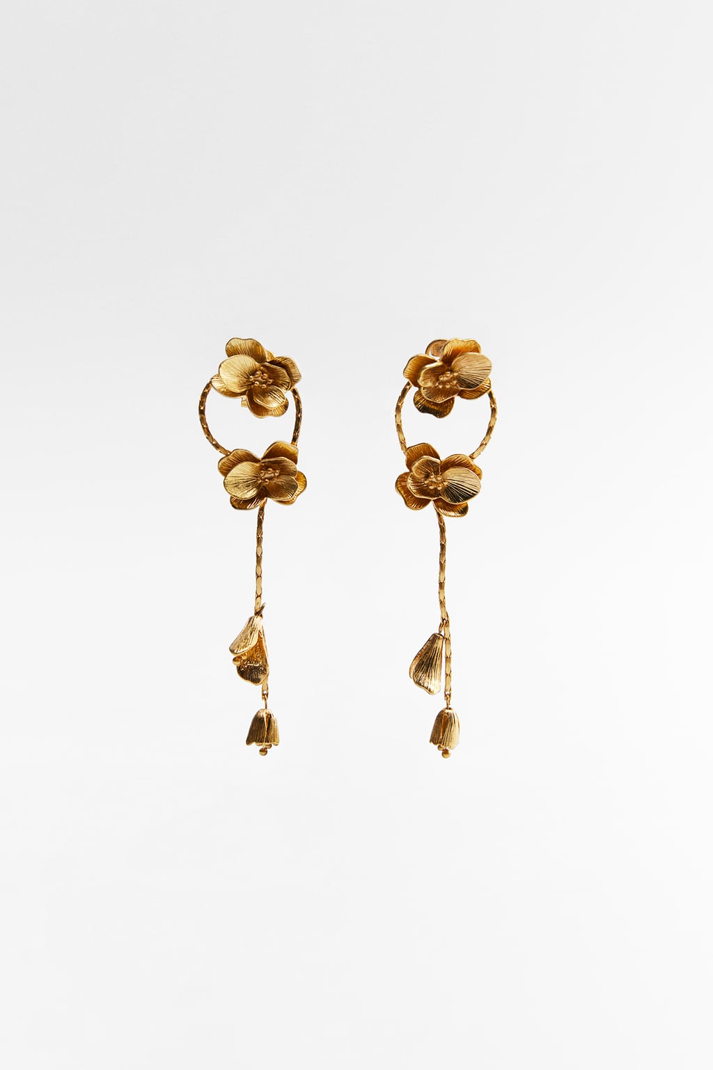 Los pendientes dorados con flores en relieve y marcados aire retro son la propuesta perfecta para los eventos más especiales de la temporada. Pendientes dorados de & Other Stories (12,99 euros)